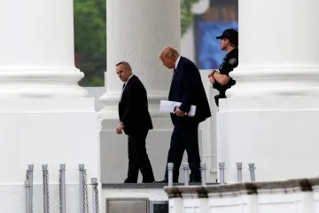 Trump se ruga Bidenu i tvrdi da je savr&scaron;enog zdravlja: 'Hodam polako da ne padnem'