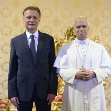 Pazite &scaron;to je Jandroković poklonio Papi: 'Lijepa simbolika, vjerujem da ga je radovalo'