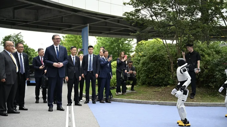 Kineski roboti otplesali srpsko kolo za Vučića: 'Bolji su u Moravcu od mene, u ko&scaron;arci - te&scaron;ko'
