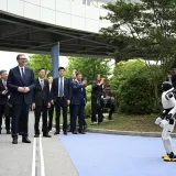 Kineski roboti otplesali srpsko kolo za Vučića: 'Bolji su u Moravcu od mene, u ko&scaron;arci - te&scaron;ko'