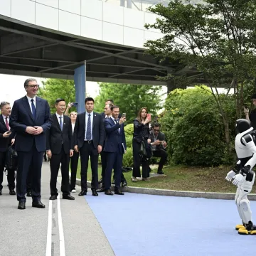 Kineski roboti otplesali srpsko kolo za Vučića: 'Bolji su u Moravcu od mene, u ko&scaron;arci - te&scaron;ko'