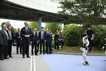 Kineski roboti otplesali srpsko kolo za Vučića: 'Bolji su u Moravcu od mene, u ko&scaron;arci - te&scaron;ko'