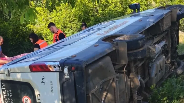 Doznajemo stanje djevojčica iz minibusa koji je sletio s ceste: Uzrok nesreće se jo&scaron; utvrđuje