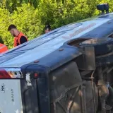 Doznajemo stanje djevojčica iz minibusa koji je sletio s ceste: Uzrok nesreće se jo&scaron; utvrđuje
