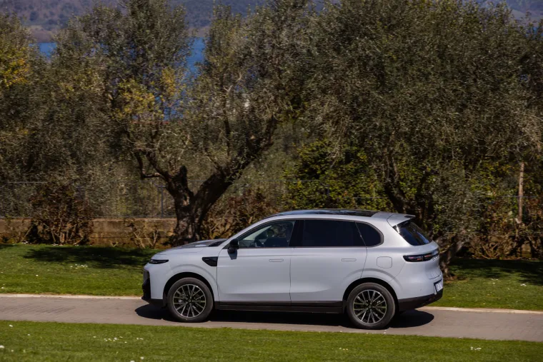 Ovaj SUV je za sve one koji se boje utičnice: Nudi električnu vožnju bez stresa