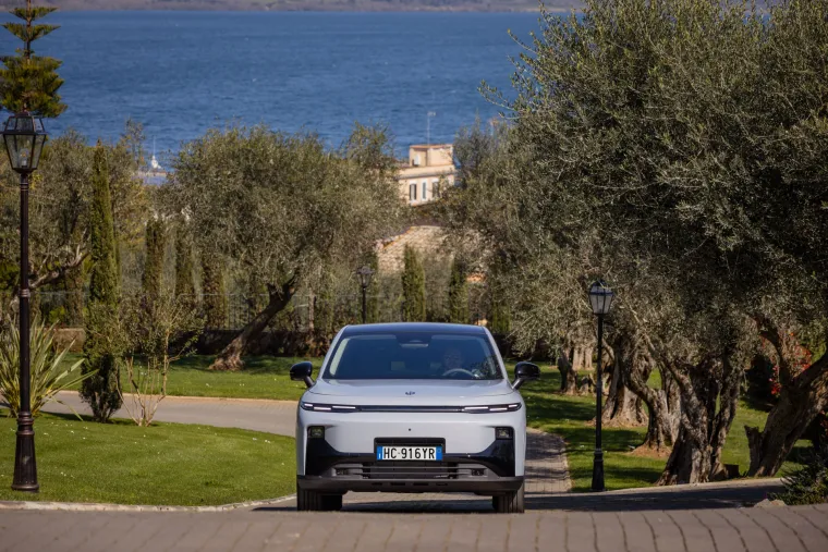Ovaj SUV je za sve one koji se boje utičnice: Nudi električnu vožnju bez stresa