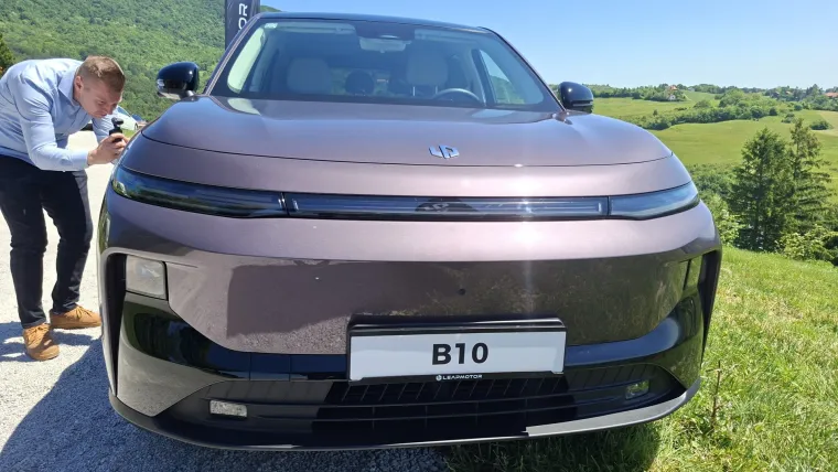Ovaj SUV je za sve one koji se boje utičnice: Nudi električnu vožnju bez stresa