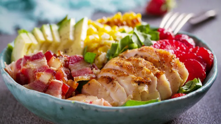 Poznata kuharica se kune u ovaj recept: Salata s piletinom brzo je gotova, a preukusna je