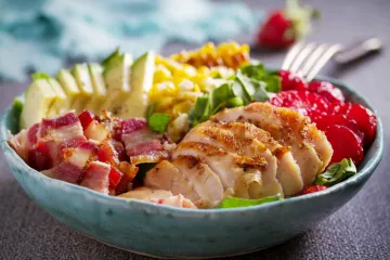 Poznata kuharica se kune u ovaj recept: Salata s piletinom brzo je gotova, a preukusna je