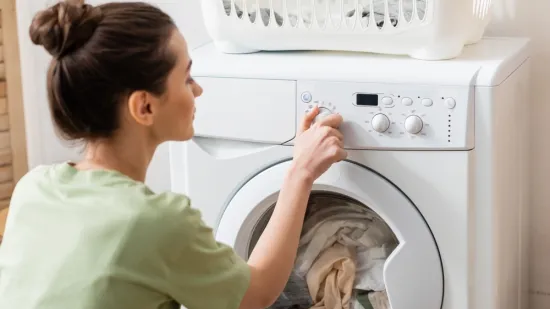 Uklanja li hladna voda mrlje jednako učinkovito kao vruća? Evo &scaron;to kažu stručnjaci