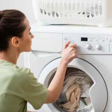 Uklanja li hladna voda mrlje jednako učinkovito kao vruća? Evo &scaron;to kažu stručnjaci