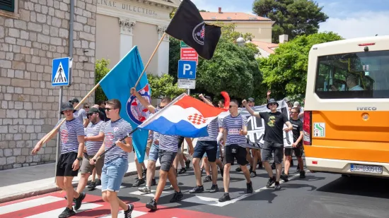 Maturant koji je uhićen zbog bacanja bengalke na policajca - pu&scaron;ten na slobodu: Mora se javljati u policiju