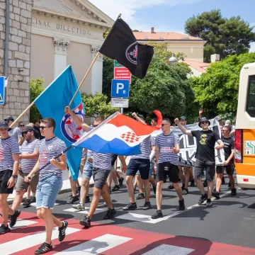 Maturant koji je uhićen zbog bacanja bengalke na policajca - pu&scaron;ten na slobodu: Mora se javljati u policiju