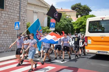 Maturant koji je uhićen zbog bacanja bengalke na policajca - pu&scaron;ten na slobodu: Mora se javljati u policiju