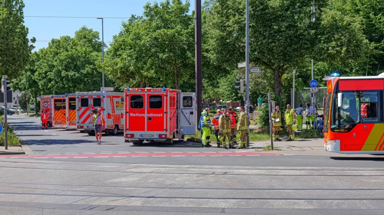 Sudarili se gradski vlakovi, hitne službe na terenu: Najmanje deset ozlijeđenih
