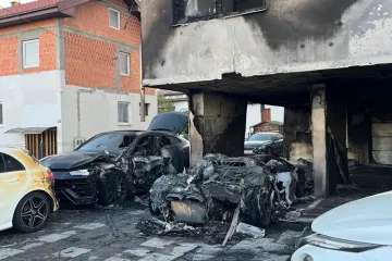 Vatra progutala luksuzni Lamborghini i još tri vozila: Zapalio se kontejner uz zgradu