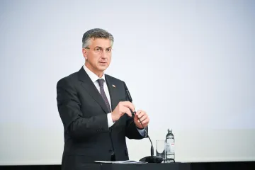 Plenković najavio niže cijene goriva, novinari ga pitali odriče li se Božidara Kalmete