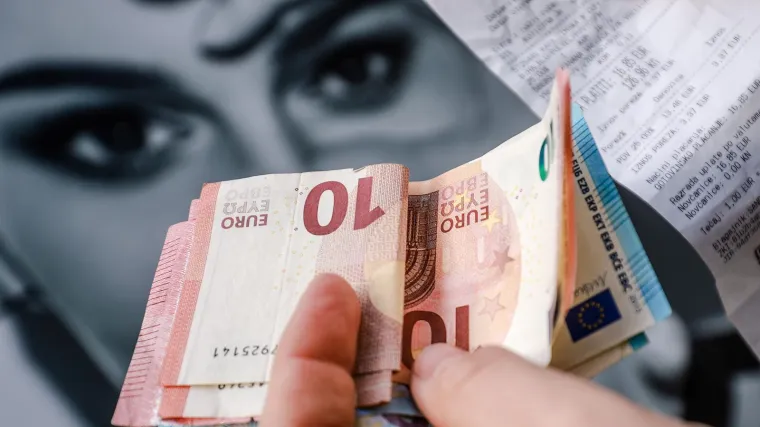 Objavljeni novi podaci: Drastično pao promet na pumpama, građani tro&scaron;e sve vi&scaron;e na hranu