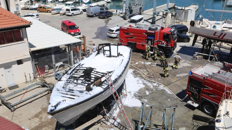 Požar u splitskoj marini: Planuo brod na suhom vezu, stigli vatrogasci s četiri vozila