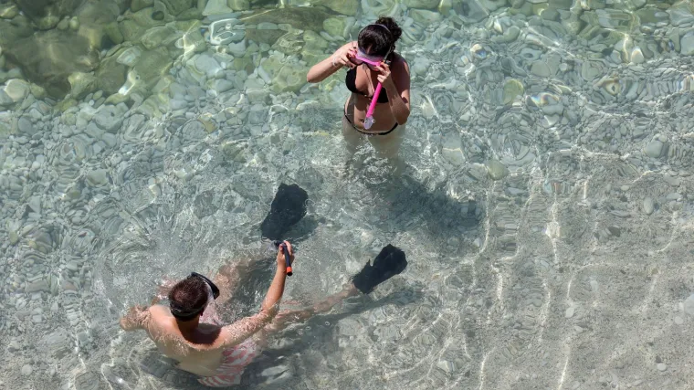Hrvatska gori: Pogledajte kako sretnici uživaju u moru po ovim vrućinama