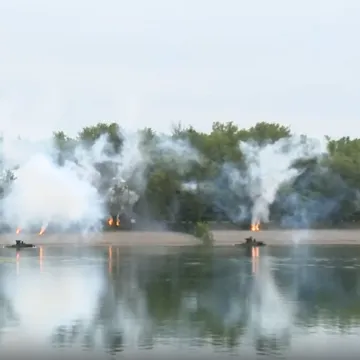 Helikopteri, padobranci, eksplozije: Pogledajte silu Hrvatske vojske na Jarunu