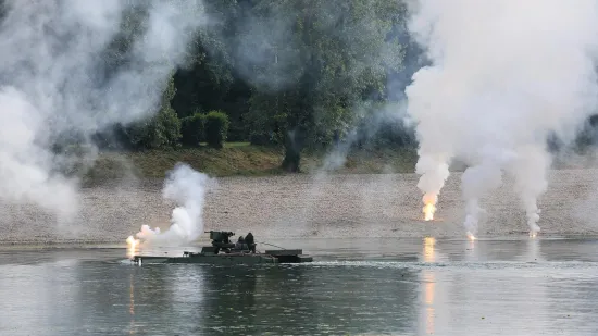 Helikopteri, padobranci, eksplozije: Pogledajte silu Hrvatske vojske na Jarunu