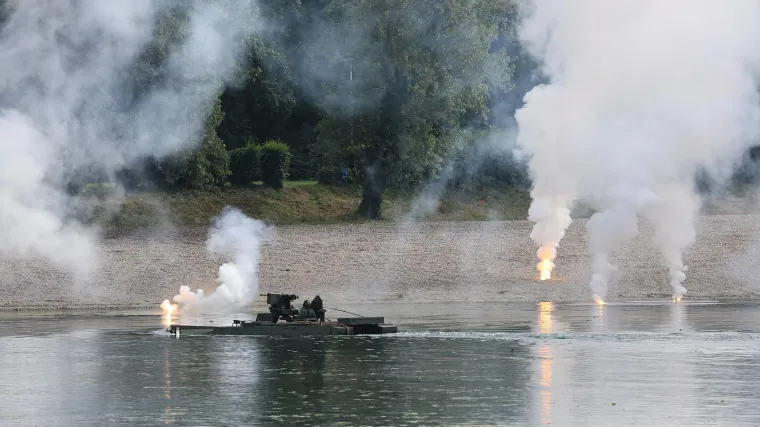 Helikopteri, padobranci, eksplozije: Pogledajte silu Hrvatske vojske na Jarunu