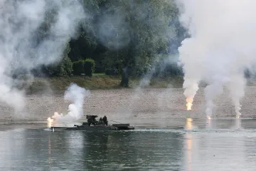Helikopteri, padobranci, eksplozije: Pogledajte silu Hrvatske vojske na Jarunu