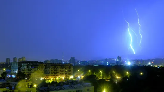 Snažno nevrijeme stiglo u Zagreb: Grmaljavina, munje i pljuskovi!