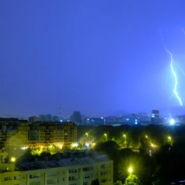 Snažno nevrijeme stiglo u Zagreb: Grmaljavina, munje i pljuskovi!