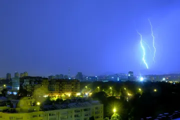 Snažno nevrijeme stiglo u Zagreb: Grmaljavina, munje i pljuskovi!