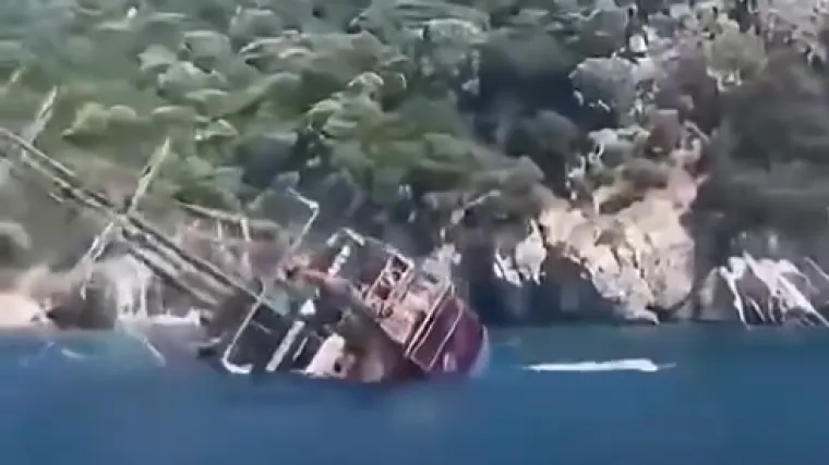 Potonuo gusarski brod, 148 turista skakalo u more: Prizori su dramatični