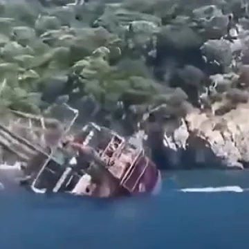 Potonuo gusarski brod, 148 turista skakalo u more: Prizori su dramatični