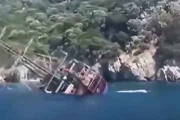 Potonuo gusarski brod, 148 turista skakalo u more: Prizori su dramatični