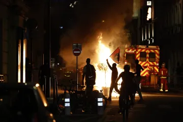 Jezive vijesti iz Pariza: U slavlju poginuo motociklist, mladić u komi, 780 uhićenih
