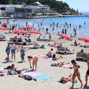 Stranci navalili u hrvatski grad prije &scaron;pice sezone: 'Cijene su odlične, hvala vam puno!'