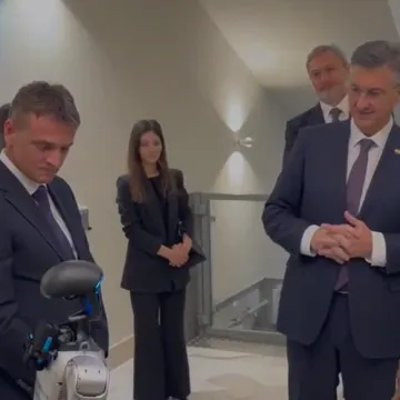 Plenkovića dočekao robot! Na&scaron;e kamere snimile susret: 'On može odgovarati?'