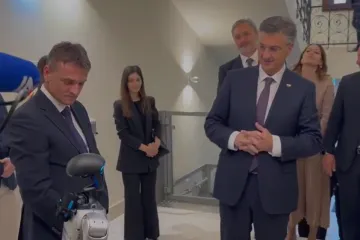Plenkovića dočekao robot! Na&scaron;e kamere snimile susret: 'On može odgovarati?'