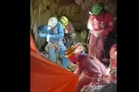 Kamen mu priklije&scaron;tio nogu 120 metara pod zemljom, spa&scaron;avalo ga vi&scaron;e od 50 ljudi