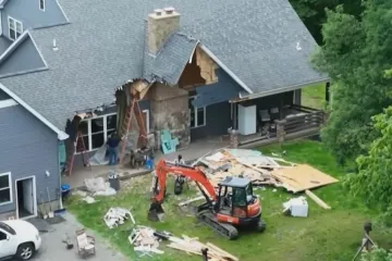 Ako me (zl)ostavi&scaron; ne ru&scaron;i drugo sve: Zbog razvoda je sjeo u bager i krenuo demolirati kuću!
