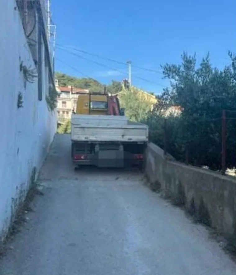 Njemu je prekipjelo! Kamionom blokirao put na Hvaru pa poručio 'nema na more'