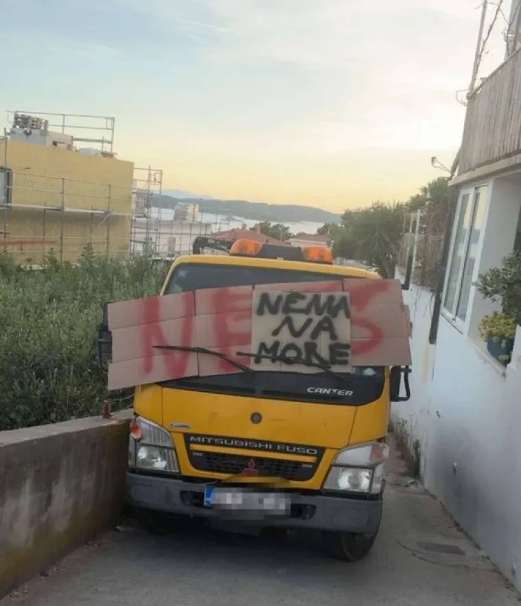 Njemu je prekipjelo! Kamionom blokirao put na Hvaru pa poručio 'nema na more'