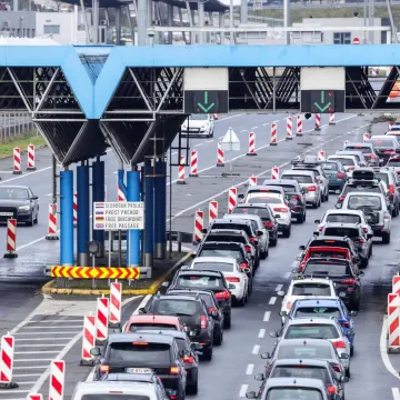 Kamioni na ulaz u Hrvatsku čekaju i do &scaron;est sati, EES usporava promet