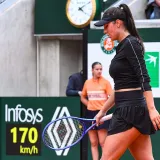 Fanovi ne skidaju pogled s nje! Zgodna Francuskinja povećala grudi pa otvorila mrežu za odrasle
