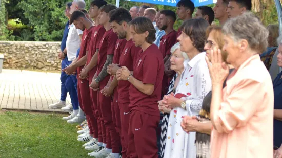 Modrić i suigrači iznenadili vjernike u maloj primorskoj župi