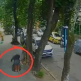 Kakva snimka: Žena nasred ulice propala kroz &scaron;aht, otkriven mogući uzrok