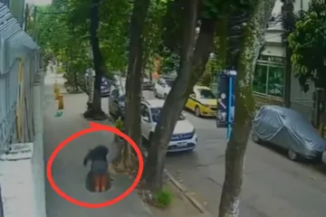 Kakva snimka: Žena nasred ulice propala kroz &scaron;aht, otkriven mogući uzrok