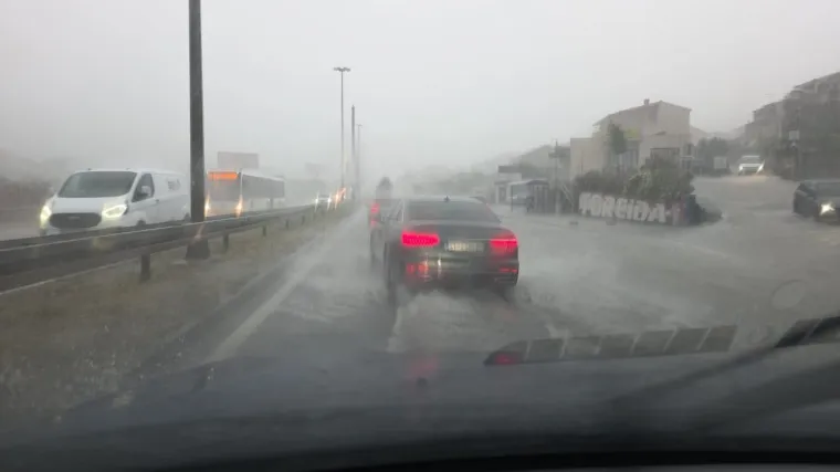 Nevrijeme izazvalo kaos! U Splitu opći potop, vozi se 20 km/h: Pogledajte snimke