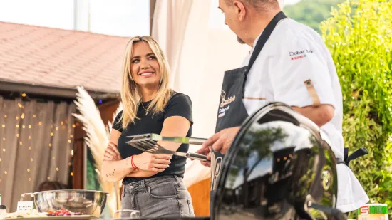 Dim, sunce i mediteranski zalogaji: Influencerica Meri Golda&scaron;ić u BBQ majstorijama sa &Scaron;pičekom