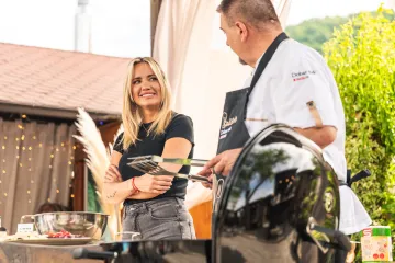 Dim, sunce i mediteranski zalogaji: Influencerica Meri Golda&scaron;ić u BBQ majstorijama sa &Scaron;pičekom